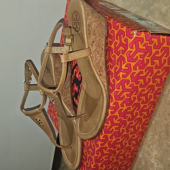 Tory Burch Britton 60mm wedge thong- Tumbled Leather - Picture 2 of 5